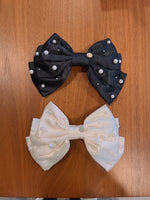 Load image into Gallery viewer, Korean Handmade Bow Tie Pearl Hair Clip
